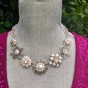 Rhinestone floral statement necklace NWT 🆕